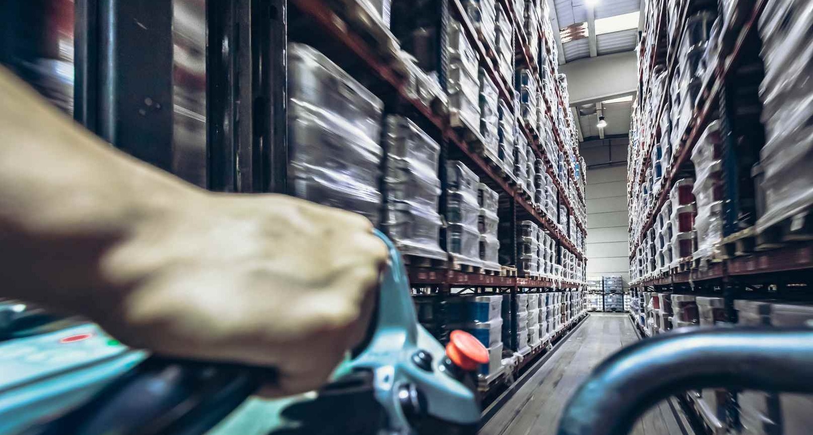 Equipo de Isaval trabajando en las instalaciones de producción