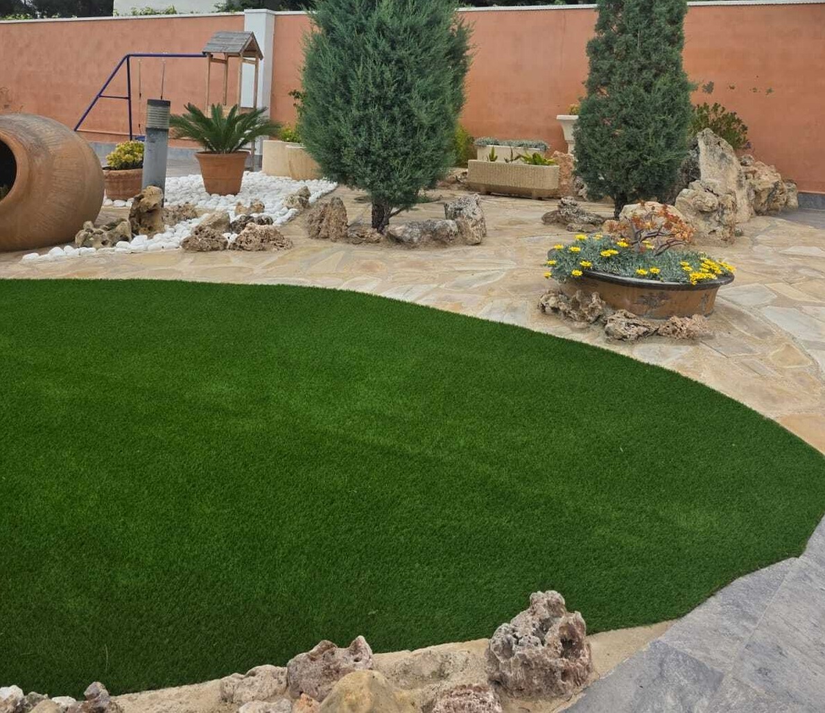 Césped artificial Hausäl instalado en un jardín