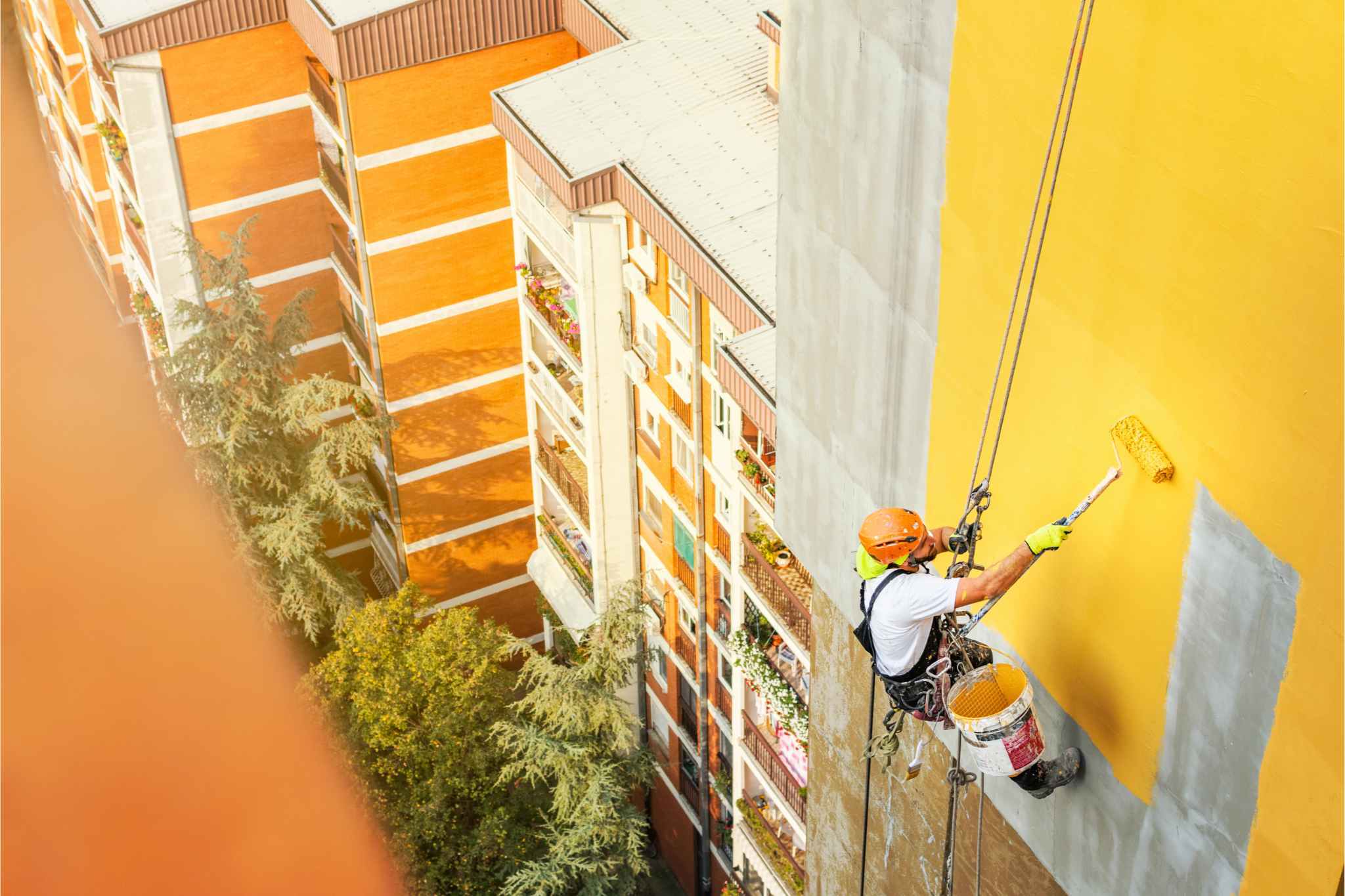 Aplicador trabajando en una fachada