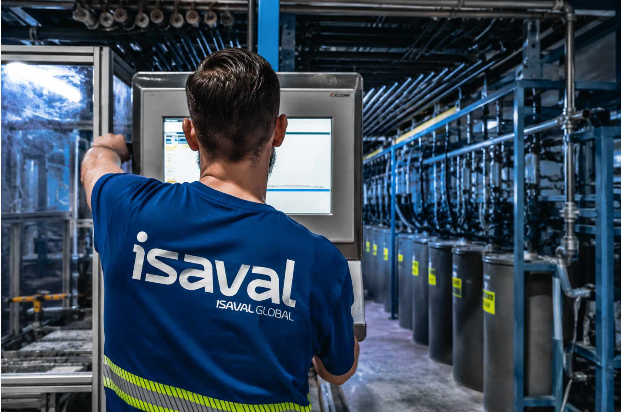 Profesional trabajando en las instalaciones de Isaval
